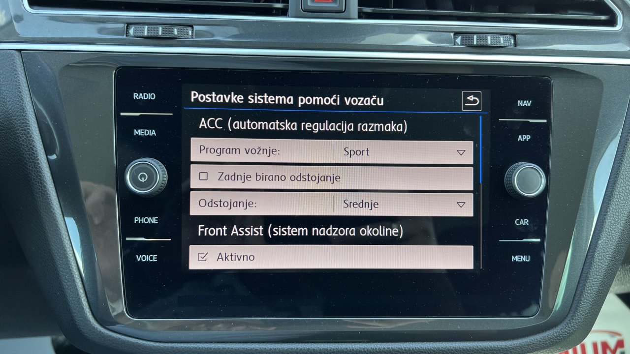 Automobil