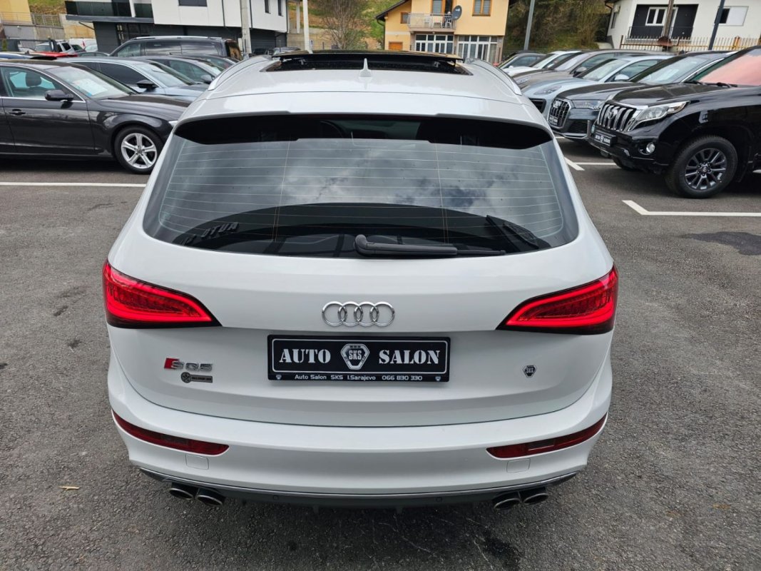 Automobil