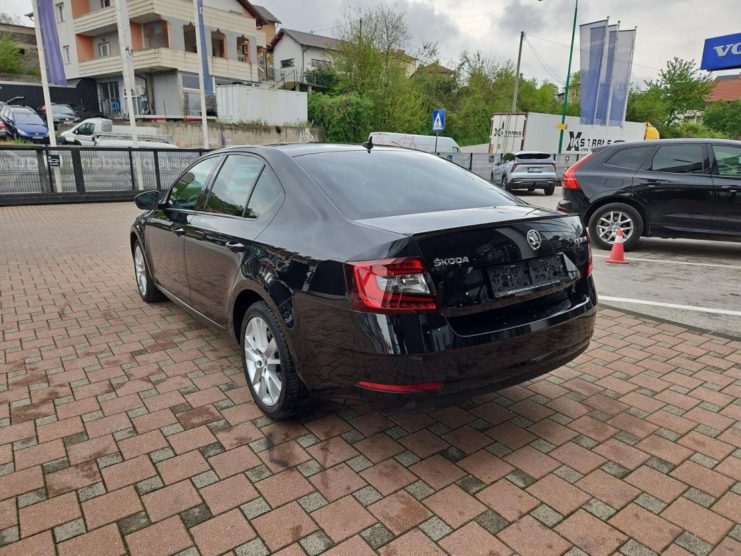 Automobil