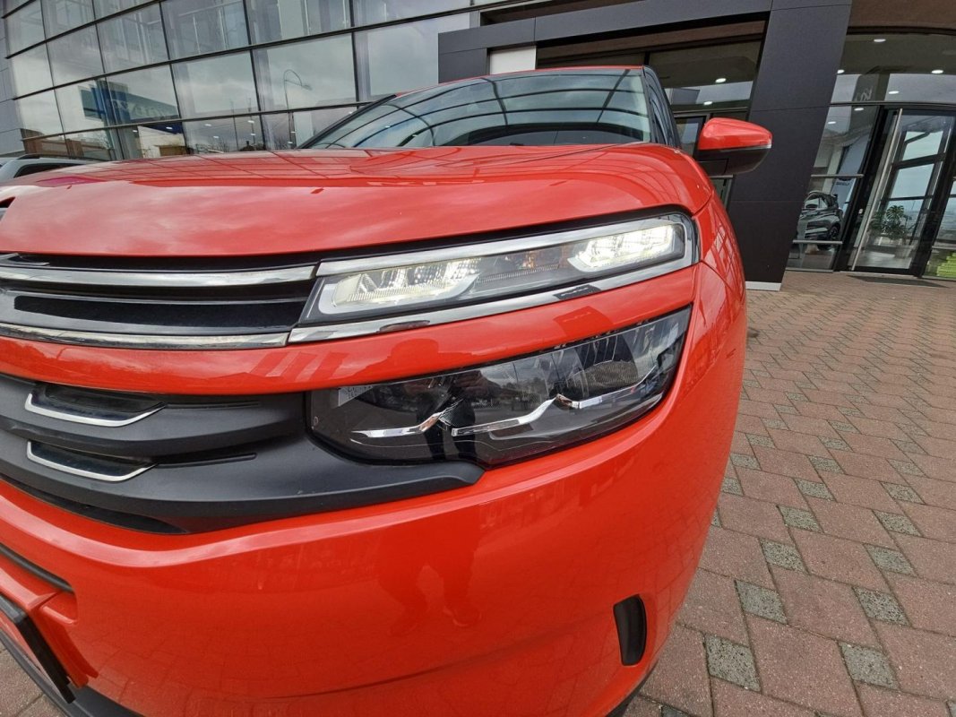 Automobil