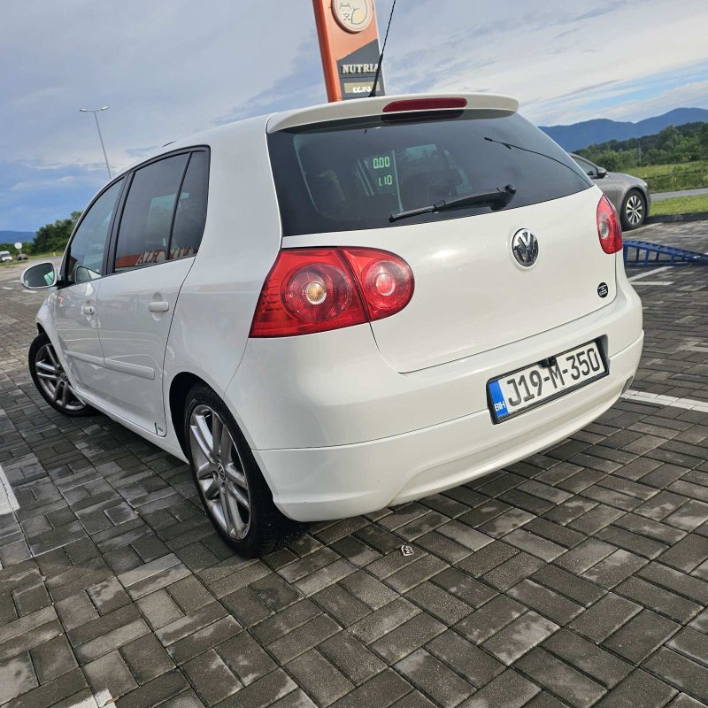 Automobil