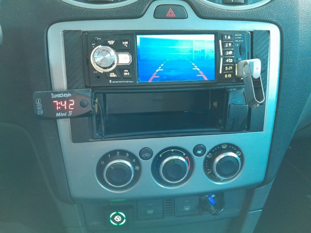 Automobil