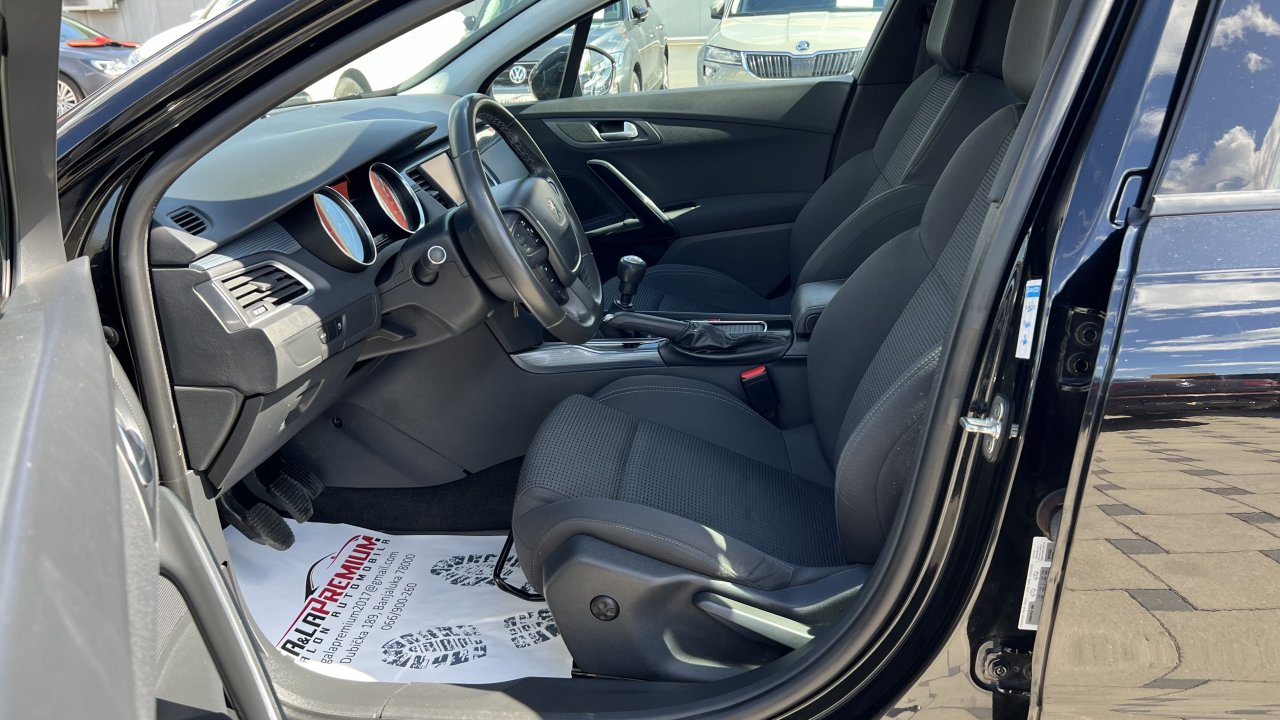 Automobil
