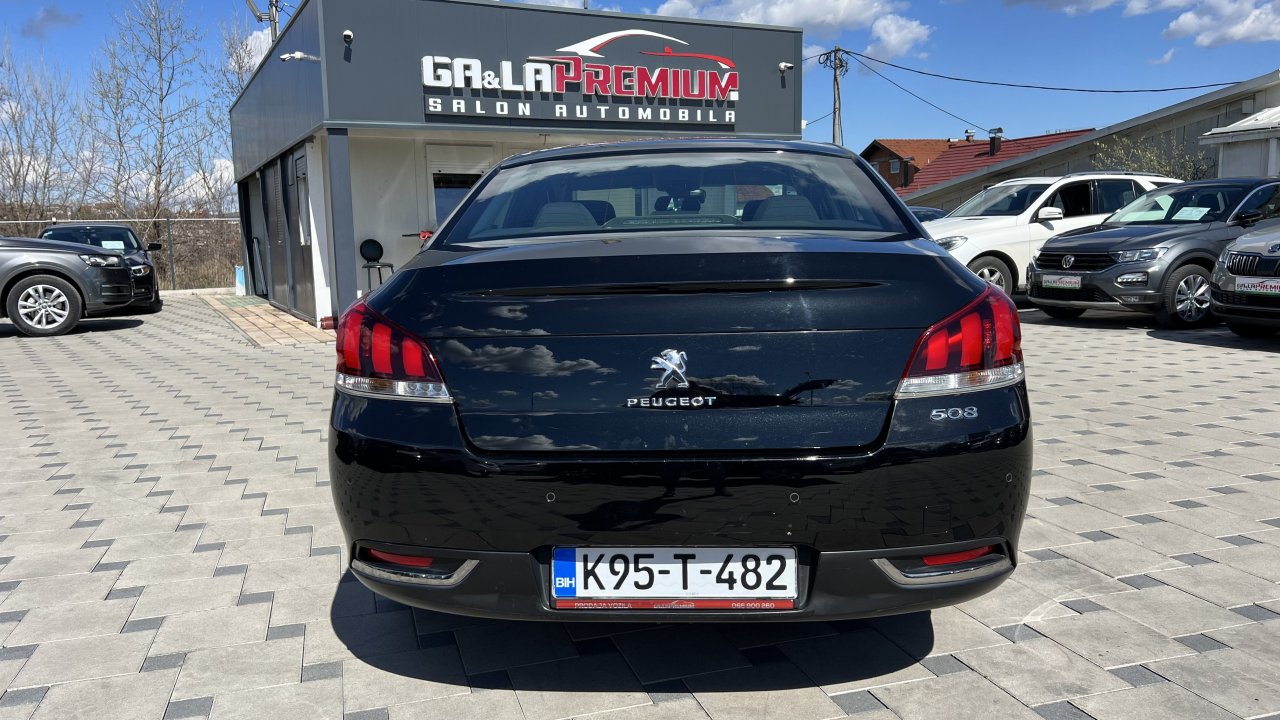 Automobil