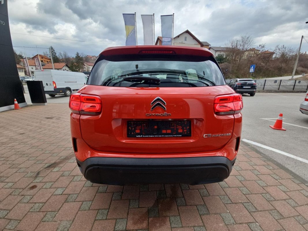 Automobil