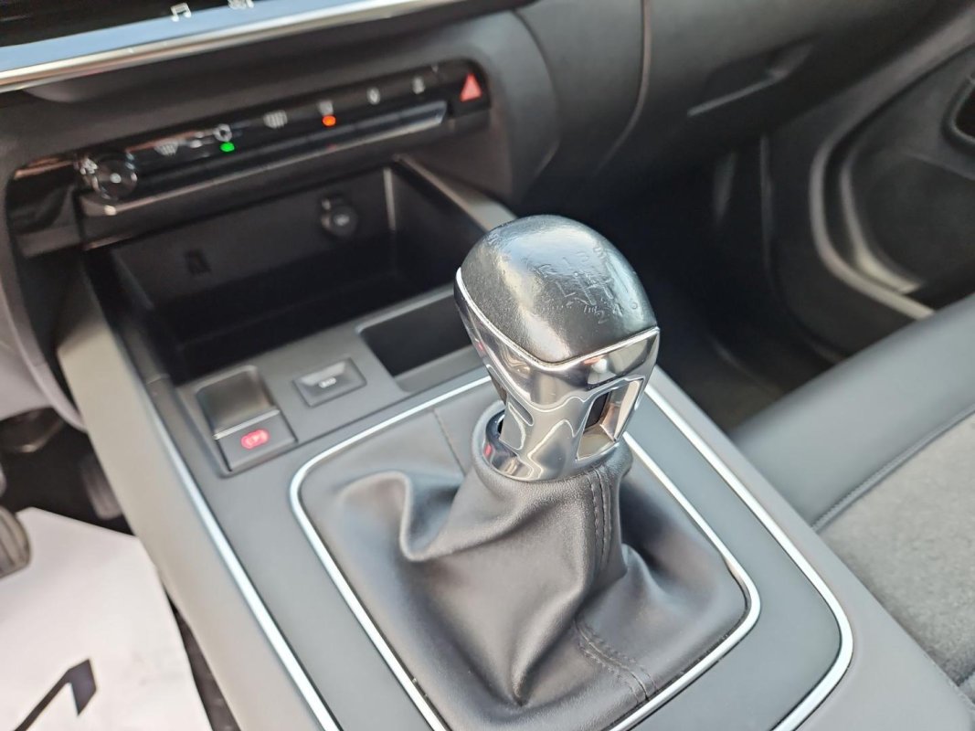 Automobil