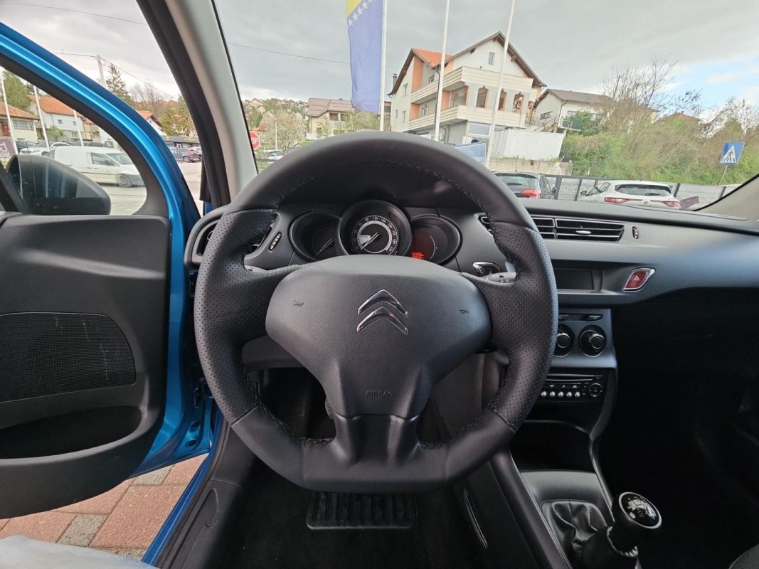 Automobil