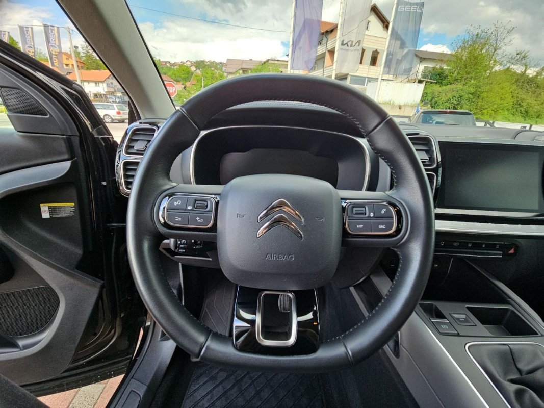 Automobil