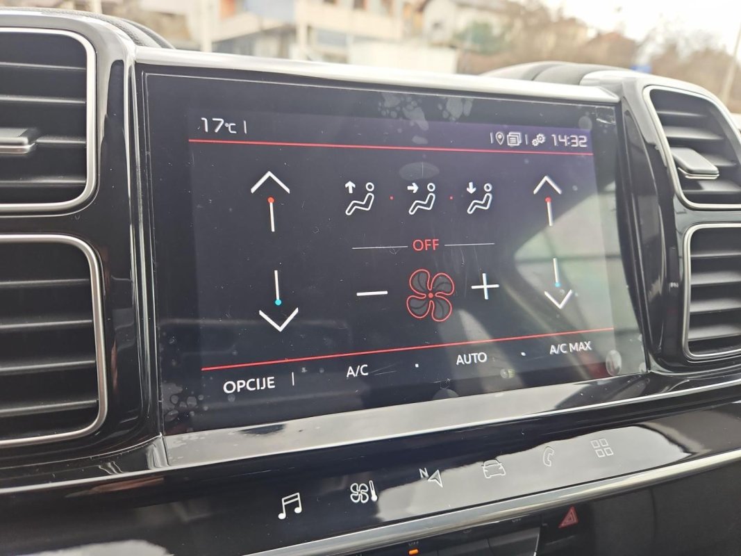 Automobil