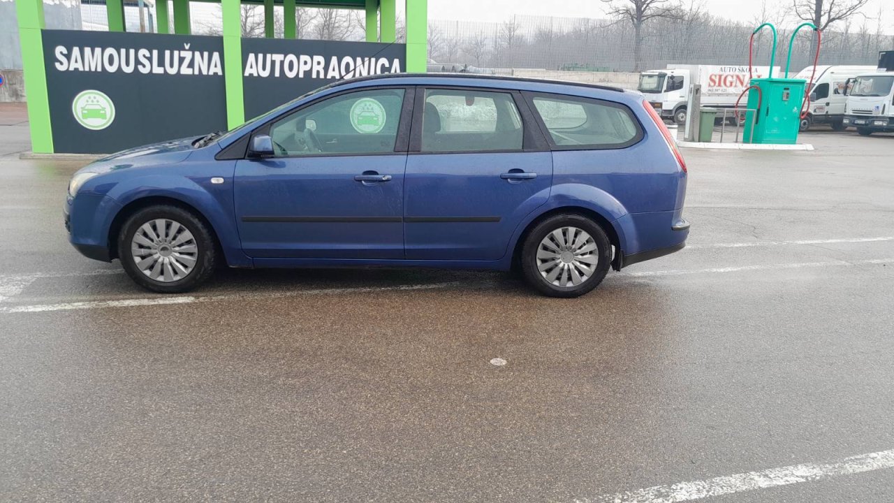 Automobil