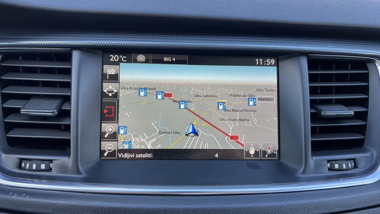 Automobil
