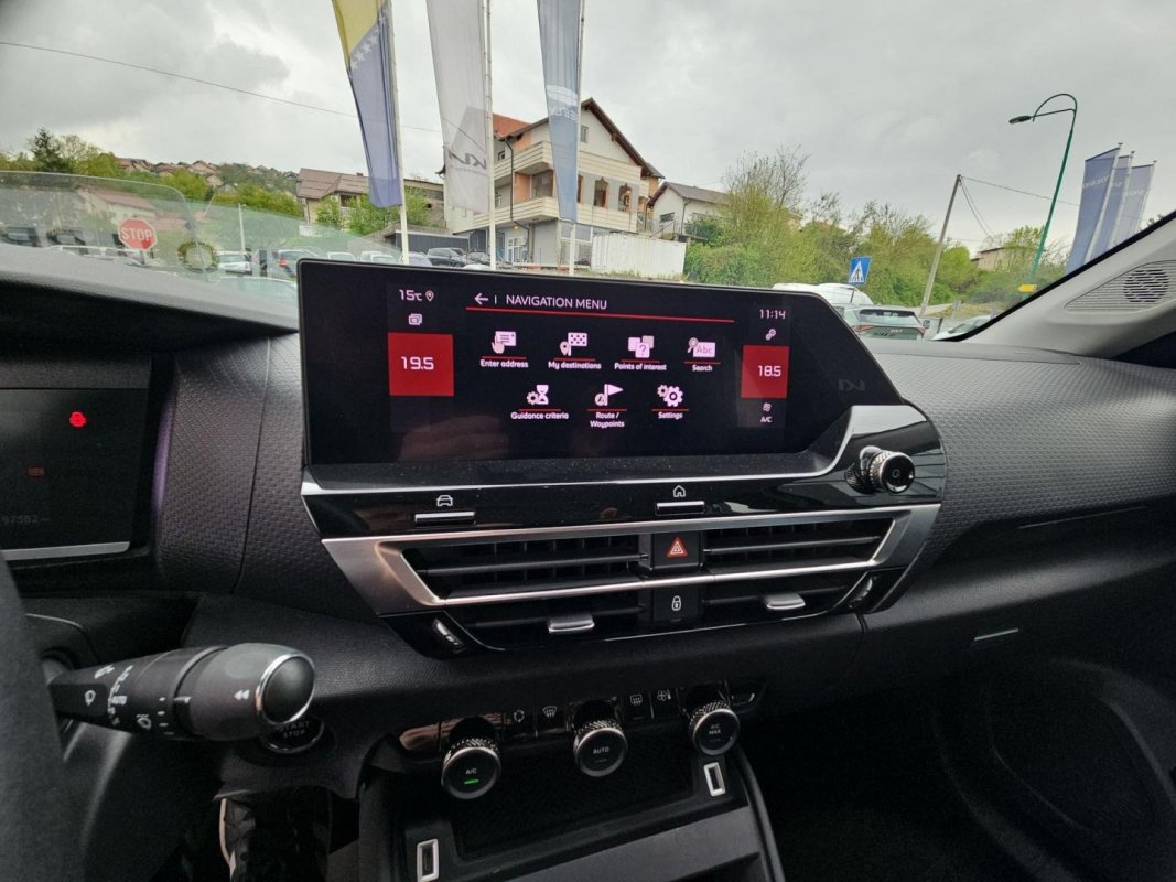 Automobil