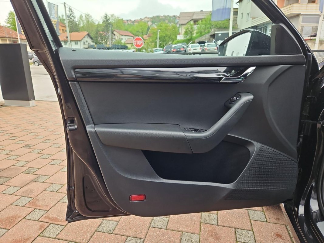 Automobil