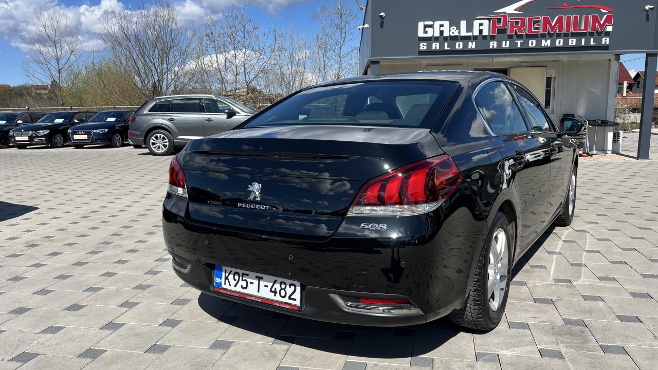 Automobil