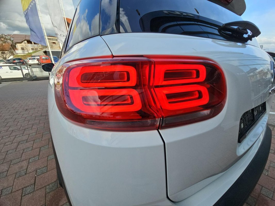 Automobil