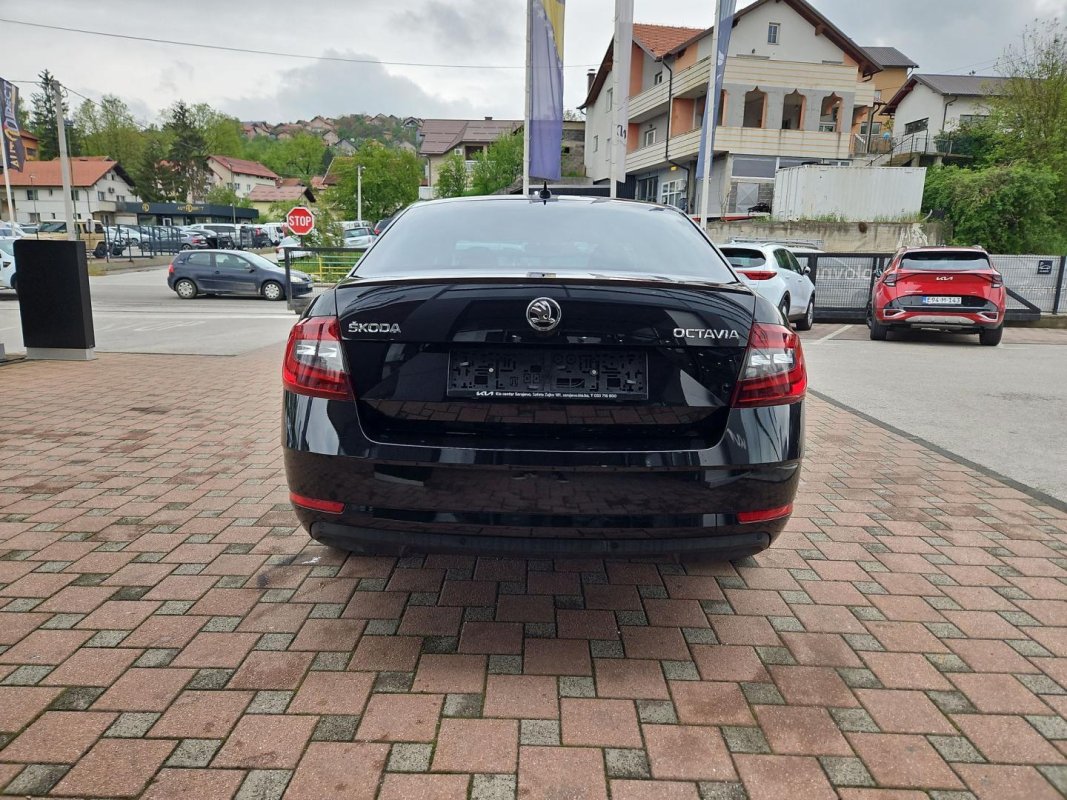 Automobil