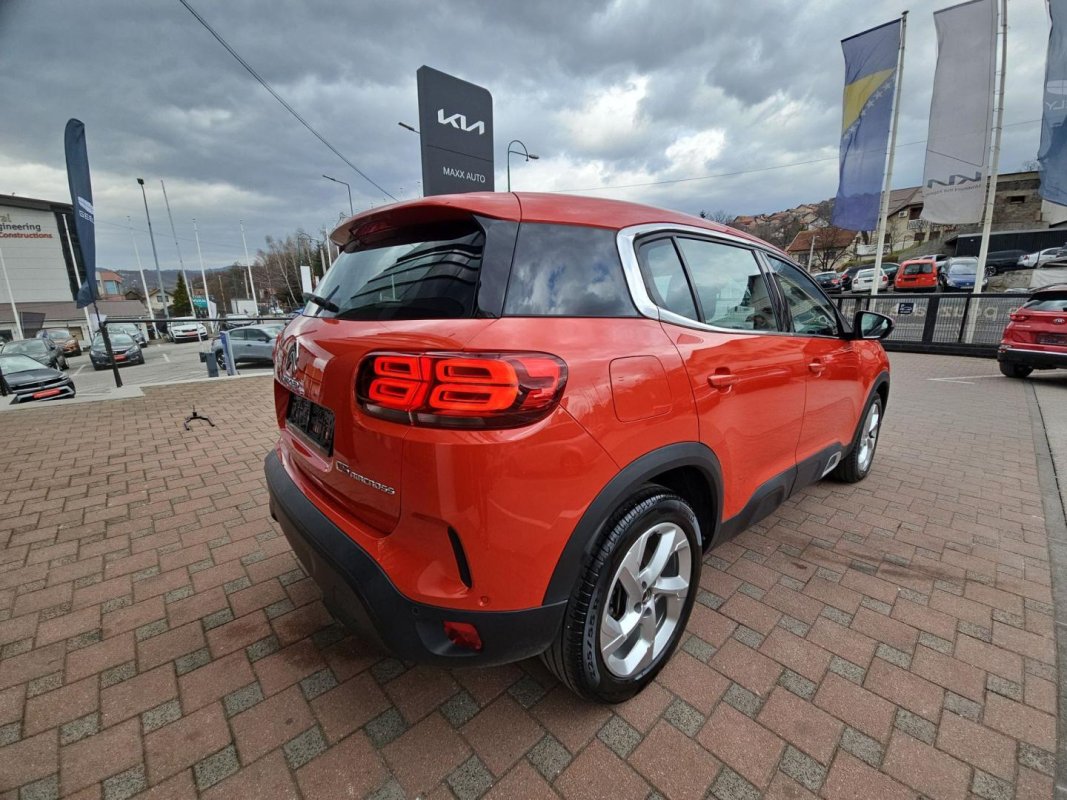 Automobil