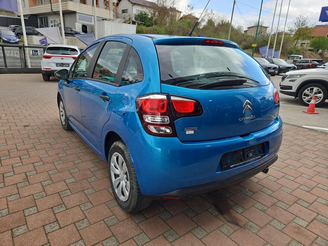 Automobil