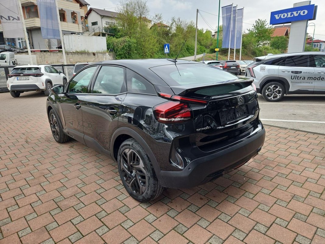 Automobil