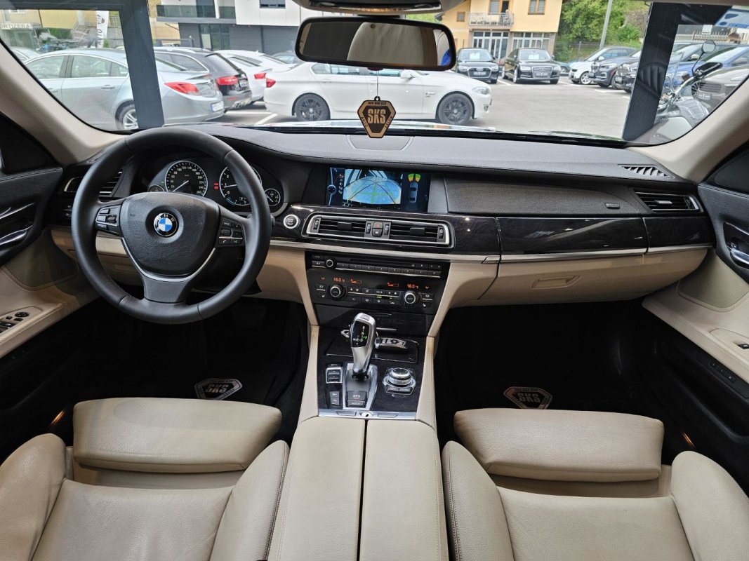 Automobil