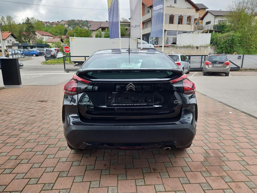 Automobil