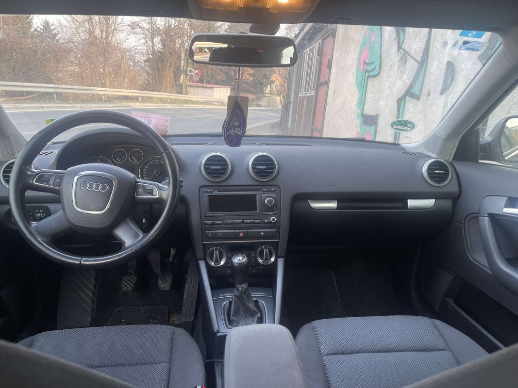 Automobil
