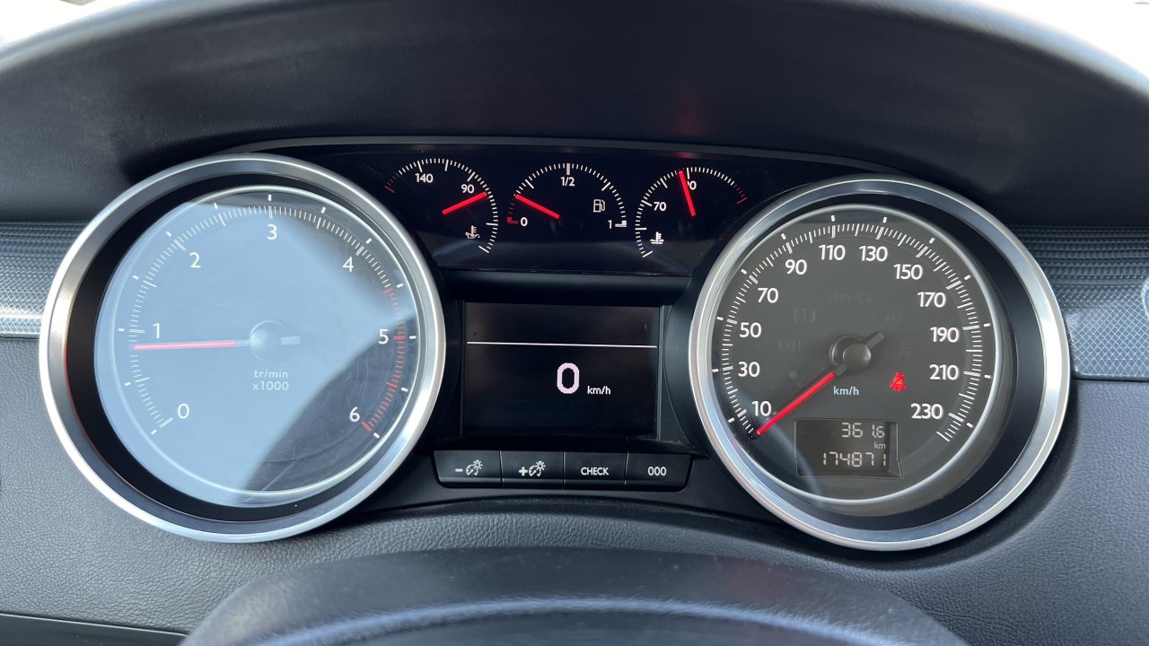 Automobil