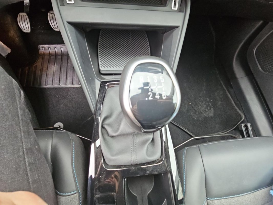 Automobil