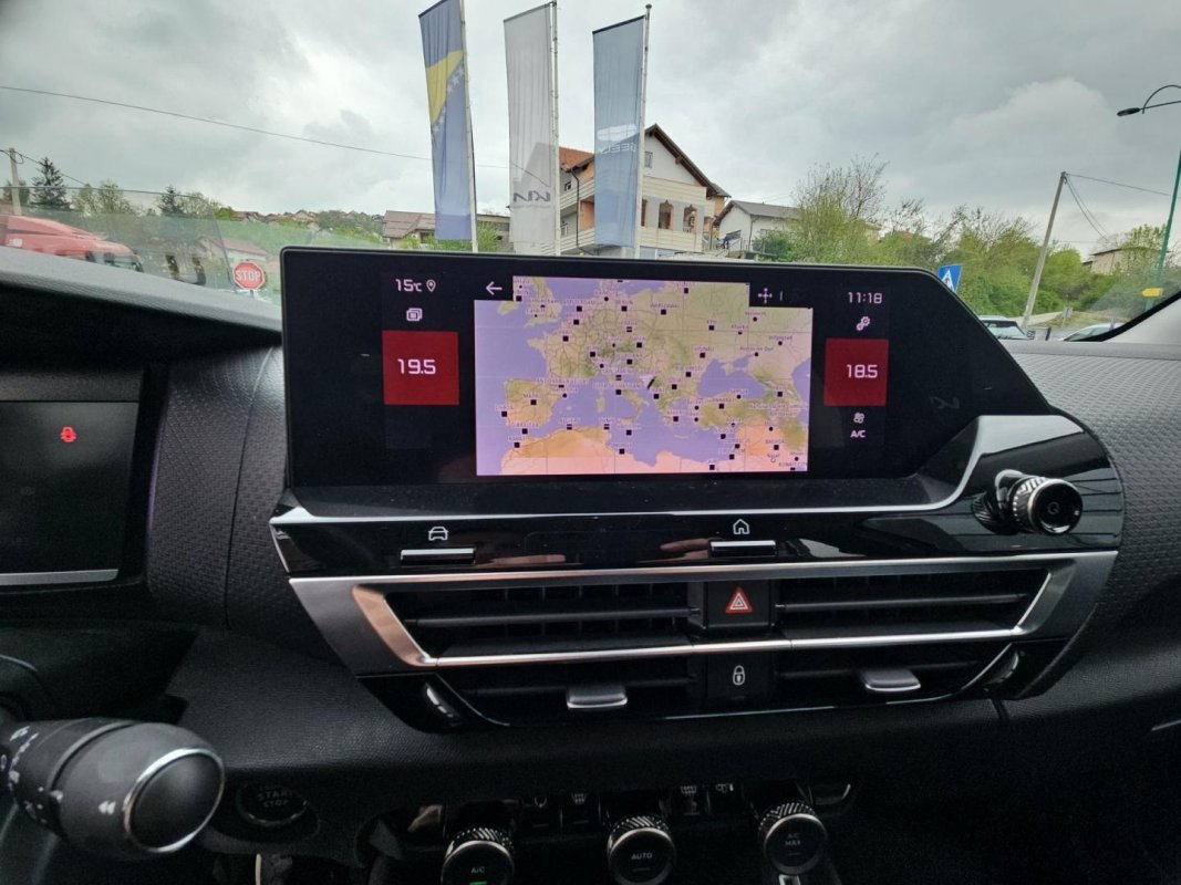 Automobil