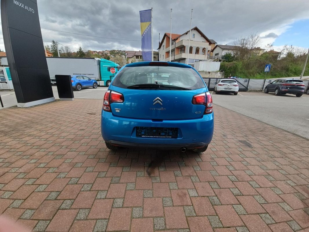 Automobil