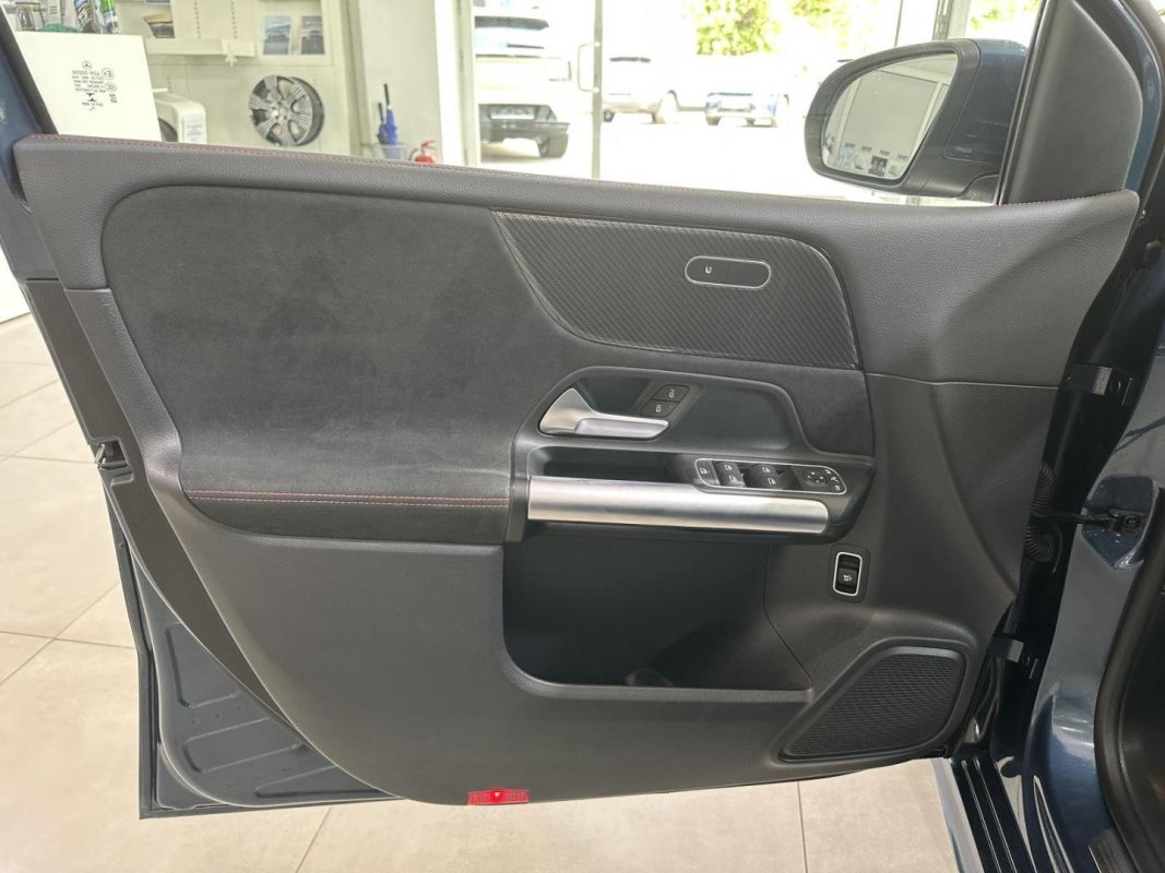 Automobil