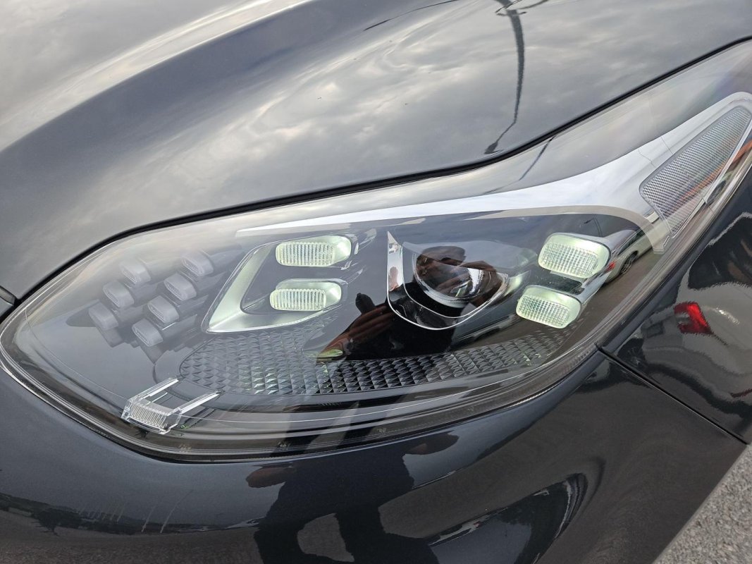Automobil