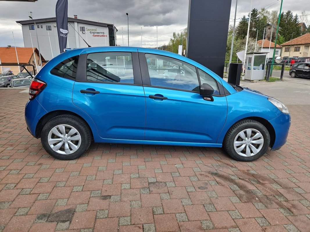 Automobil
