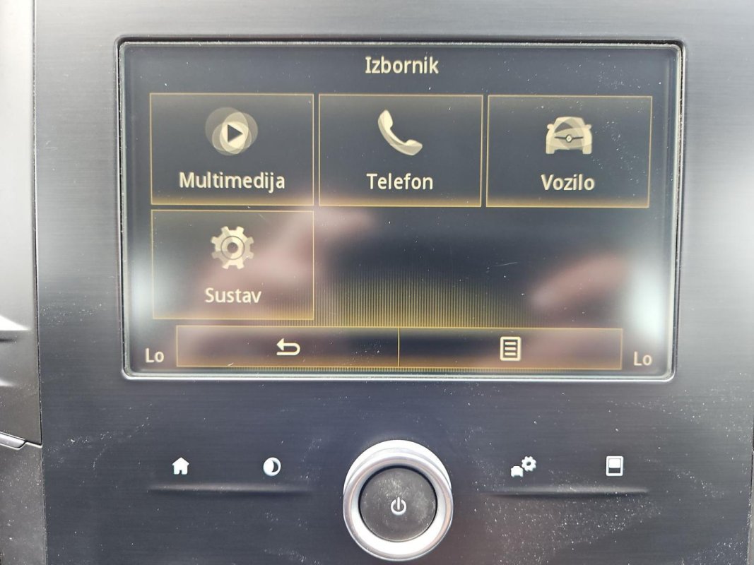 Automobil