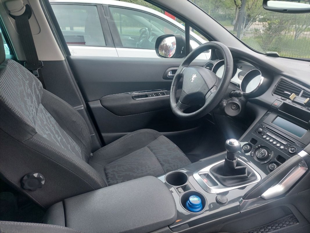 Automobil