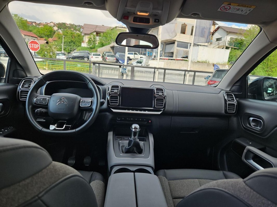 Automobil