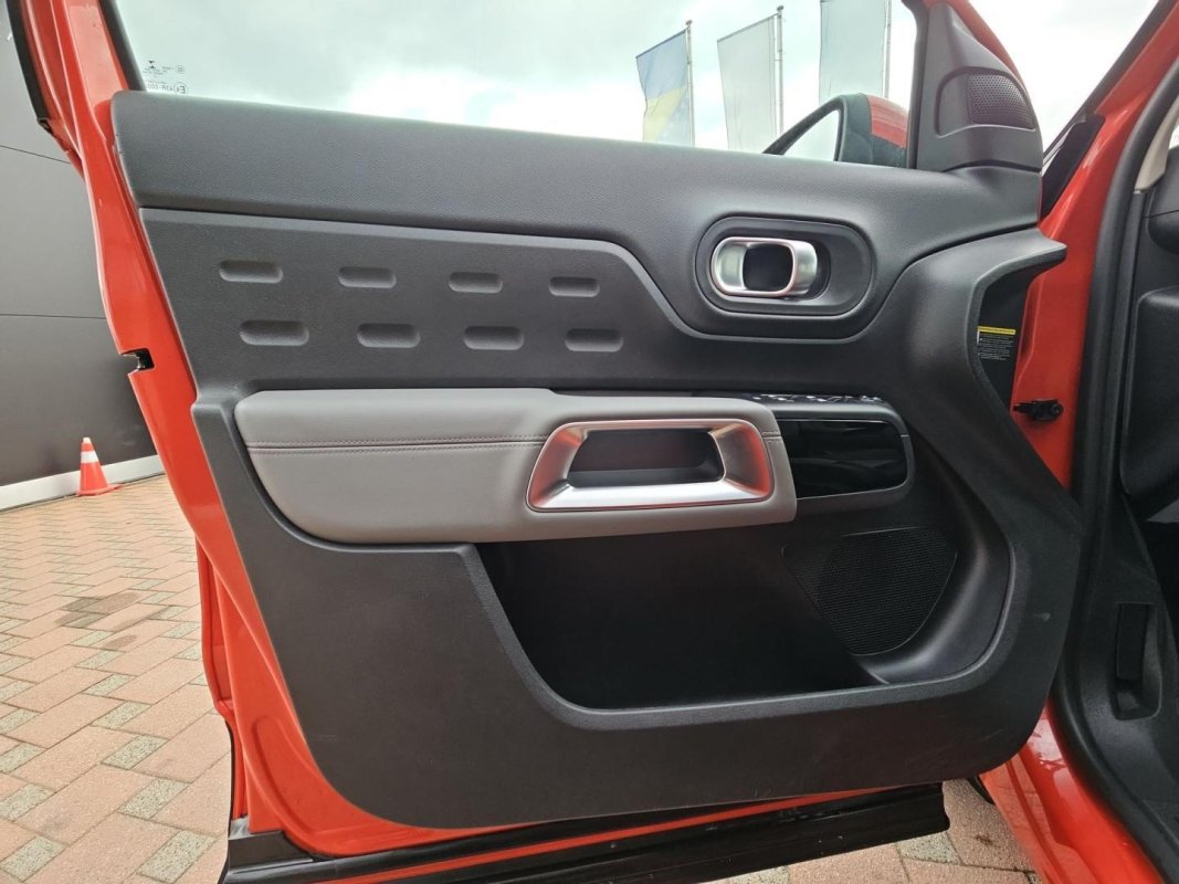 Automobil