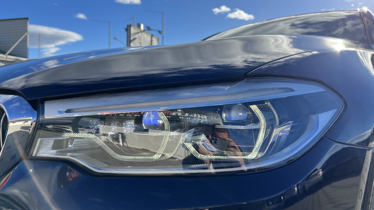 Automobil