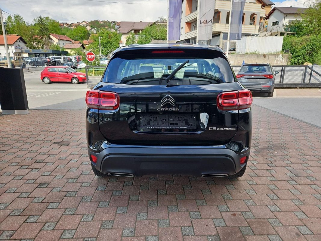 Automobil