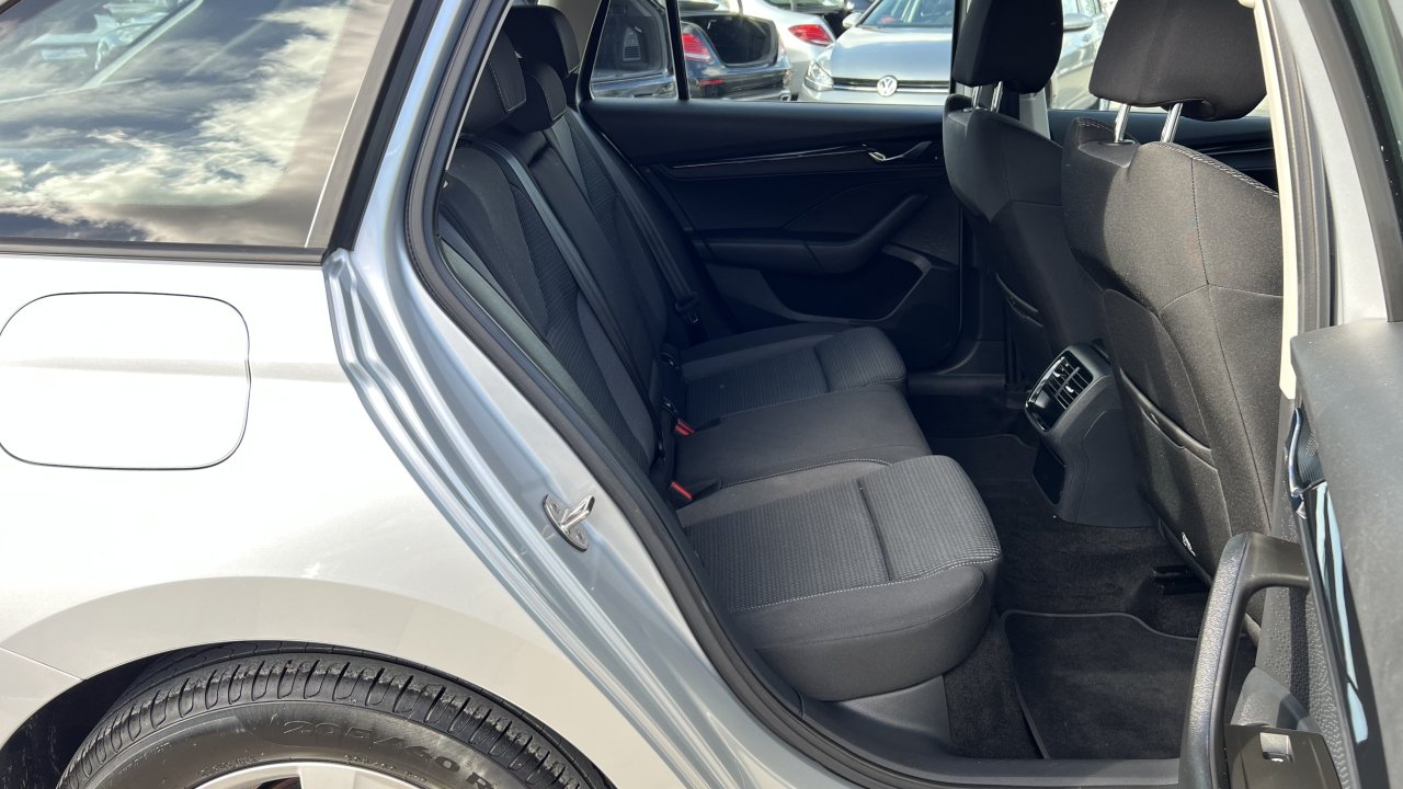Automobil