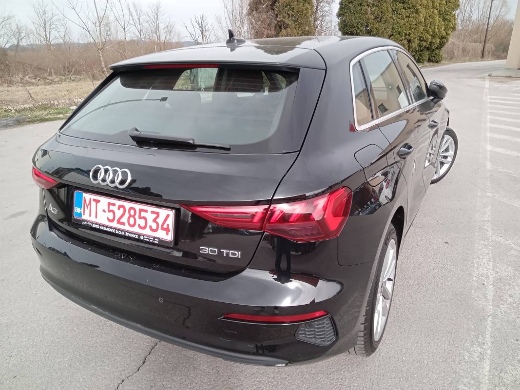 Automobil