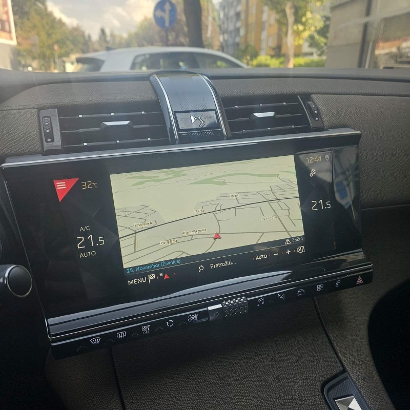 Automobil