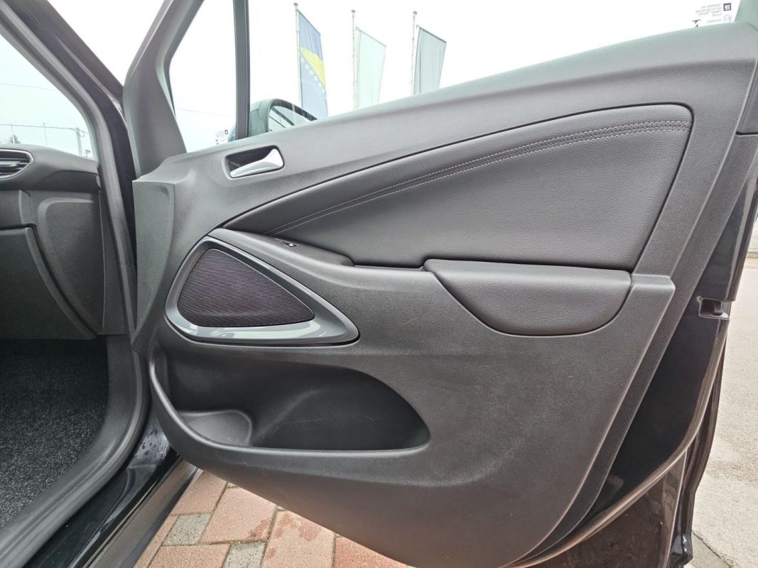 Automobil