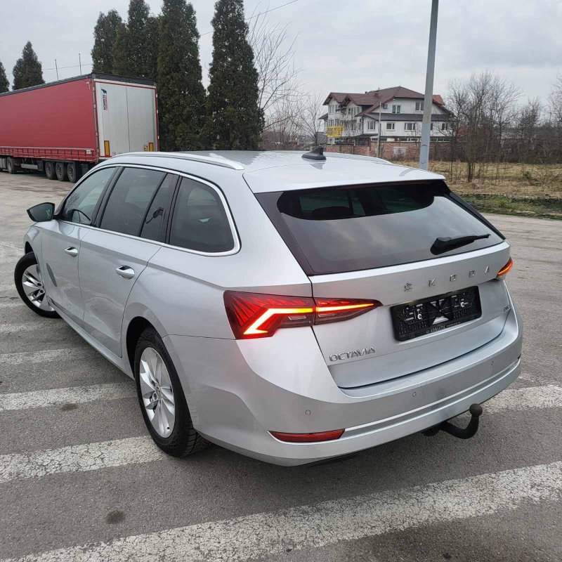 Automobil