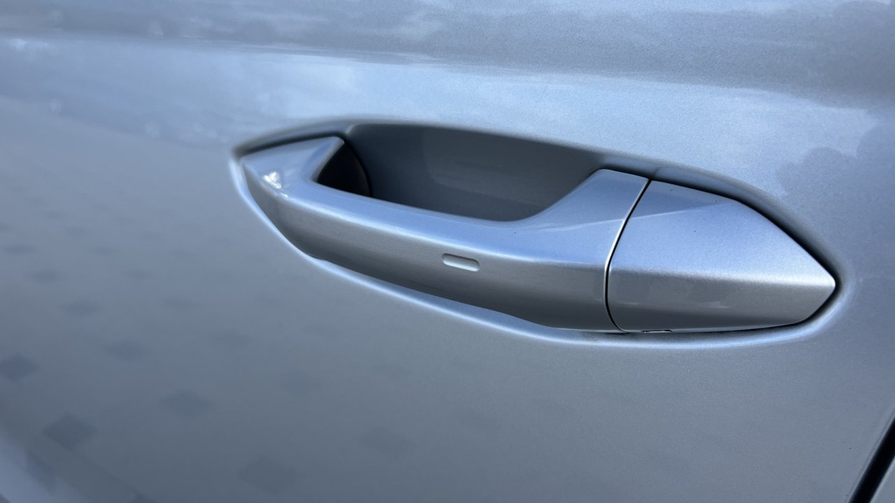 Automobil