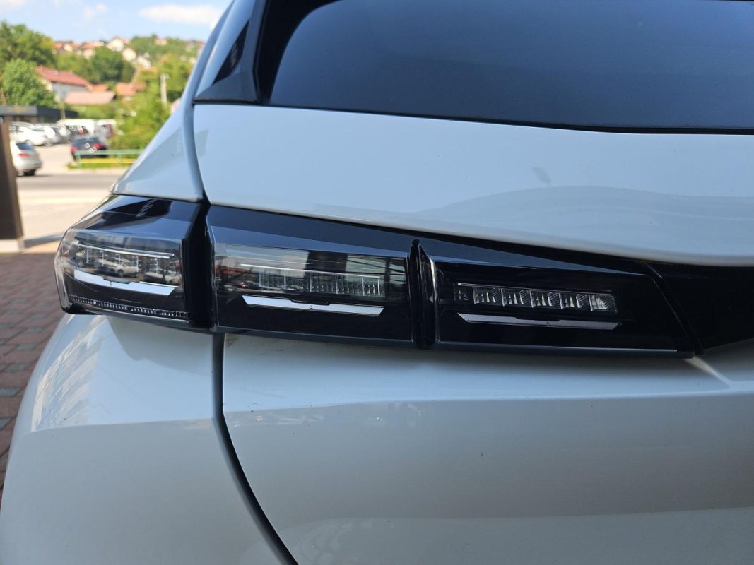 Automobil