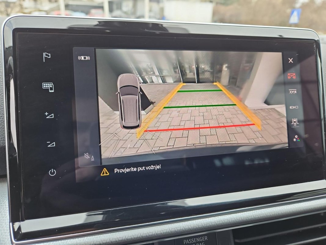 Automobil