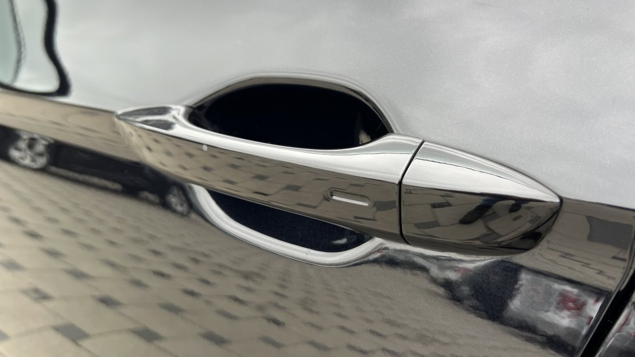 Automobil