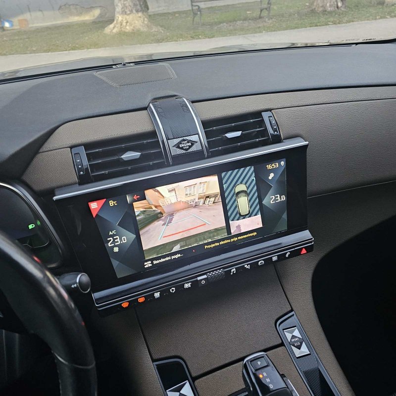 Automobil