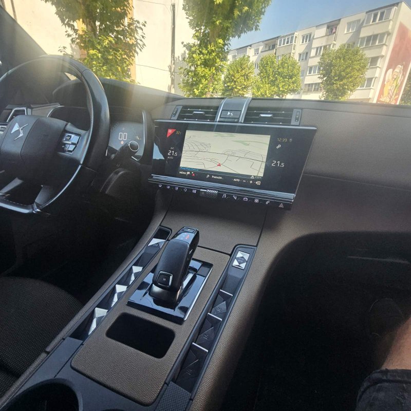 Automobil